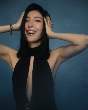 Cheryl Yang Instagram - 午安🥰非常的感謝來自大家的祝福🥹

下了台那一刻，還是覺得有點不真實的走著想著，但看到每一個人用最誠摯祝福的眼神跟我說著：恭喜妳！！恭喜妳！！🥹
我感受到每一個人都比我還要開心😭😭😭讓我覺得我何其幸運，謝謝！真心的謝謝每一位跟我說恭喜的你們，這一刻我發現，我是無比的幸福，被許多人愛著、支持著🩷我會永遠的記住這一刻～

還請見諒在台上情緒有點激動沒有好好的說話（畢竟我也是第一次上台啦～～😂）我想好好謝謝林冠慧導演，沒有她這麼精采的劇本，就不會有這麼多生動的人物及感人的故事，謝謝妳相信我可以去詮釋妳心中的葉寶生。
謝謝我的帥兒曾敬驊，若沒有你這麼投入在蒲ㄧ永身上，我是沒有辦法當成你的好媽媽。
最重要的是謝謝評審們的肯定！願意把那重要的票投給了我！
最要感謝的是我的媽媽爸爸，從我決定要當演員時，就是給予支持！謝謝我可愛的公司玩下娛樂所有人，願意愛我這有點任性的姐姐🥰，謝謝ㄧ直以來無條件支持我的粉絲們，謝謝我的好友們，願意對我包容與傾聽及鼓勵！

最後我想說～～我會繼續努力拍著我最愛的戲、最愛的表演！外加⋯⋯⋯⋯⋯⋯⋯⋯我最愛的唱跳🤣🤣🤣🤣🤣🤣🤣🤣🤣（可以嗎？🫠🫠

#準備出門讀本去
#我破蛋了
#珍珠串要放在抽屜裡收著了
#如此的幸福有你們陪著我
#我愛你們喔
#這是我第一次沒寫感謝詞
#跟著感覺走
#大家的祝福我都收到了
#很感恩很幸福

感謝讓我美的無後顧之憂團🌹
Stylist: @chenghan_han
Makeup: @wenlee___
Hair: @isiahzin @henrytc0216 @driven.by
Photo: @hellohenryboy