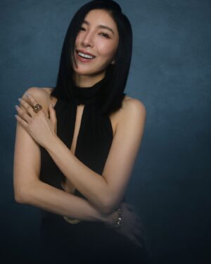 Cheryl Yang Instagram - 午安🥰非常的感謝來自大家的祝福🥹

下了台那一刻，還是覺得有點不真實的走著想著，但看到每一個人用最誠摯祝福的眼神跟我說著：恭喜妳！！恭喜妳！！🥹
我感受到每一個人都比我還要開心😭😭😭讓我覺得我何其幸運，謝謝！真心的謝謝每一位跟我說恭喜的你們，這一刻我發現，我是無比的幸福，被許多人愛著、支持著🩷我會永遠的記住這一刻～

還請見諒在台上情緒有點激動沒有好好的說話（畢竟我也是第一次上台啦～～😂）我想好好謝謝林冠慧導演，沒有她這麼精采的劇本，就不會有這麼多生動的人物及感人的故事，謝謝妳相信我可以去詮釋妳心中的葉寶生。
謝謝我的帥兒曾敬驊，若沒有你這麼投入在蒲ㄧ永身上，我是沒有辦法當成你的好媽媽。
最重要的是謝謝評審們的肯定！願意把那重要的票投給了我！
最要感謝的是我的媽媽爸爸，從我決定要當演員時，就是給予支持！謝謝我可愛的公司玩下娛樂所有人，願意愛我這有點任性的姐姐🥰，謝謝ㄧ直以來無條件支持我的粉絲們，謝謝我的好友們，願意對我包容與傾聽及鼓勵！

最後我想說～～我會繼續努力拍著我最愛的戲、最愛的表演！外加⋯⋯⋯⋯⋯⋯⋯⋯我最愛的唱跳🤣🤣🤣🤣🤣🤣🤣🤣🤣（可以嗎？🫠🫠

#準備出門讀本去
#我破蛋了
#珍珠串要放在抽屜裡收著了
#如此的幸福有你們陪著我
#我愛你們喔
#這是我第一次沒寫感謝詞
#跟著感覺走
#大家的祝福我都收到了
#很感恩很幸福

感謝讓我美的無後顧之憂團🌹
Stylist: @chenghan_han
Makeup: @wenlee___
Hair: @isiahzin @henrytc0216 @driven.by
Photo: @hellohenryboy