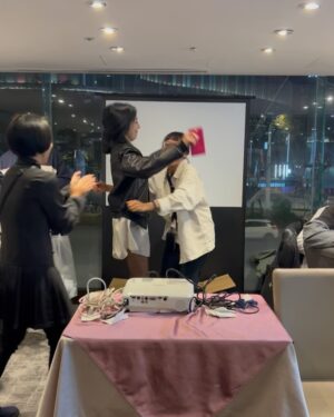 Cheryl Yang Instagram - 歡歡喜喜 開開心心 的 殺青了🌹
好喜歡所有的人💕🥰
殺青後唯一想做的事
調 時 差 ！

#今晚11點上床