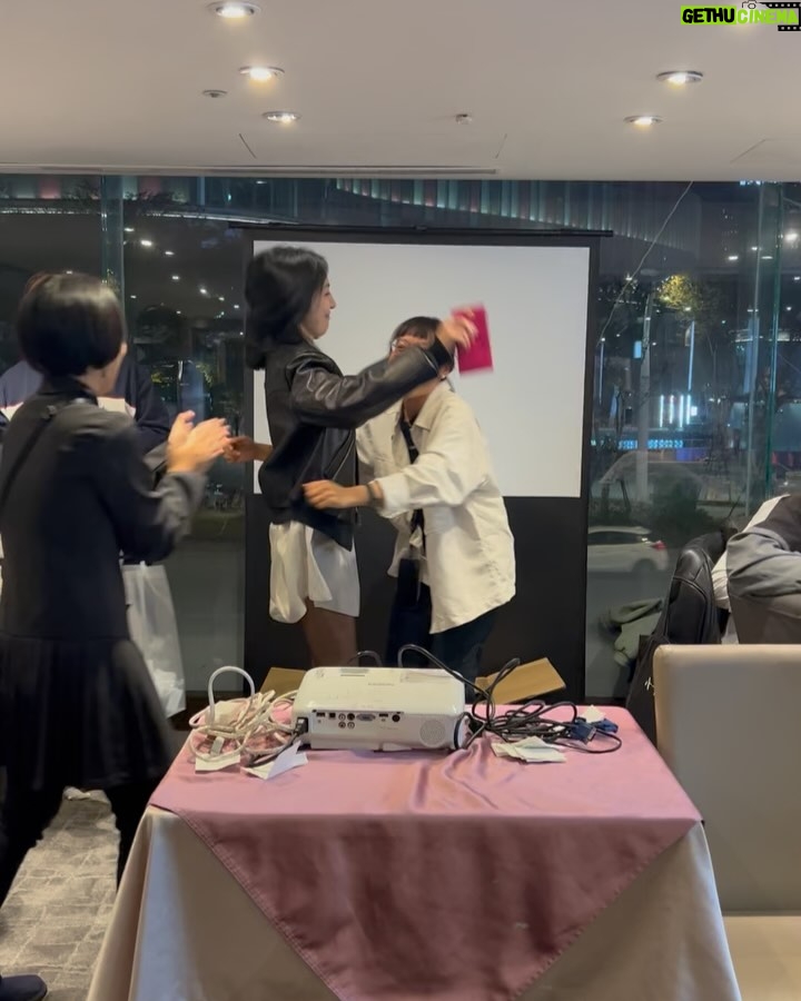 Cheryl Yang - 32.5K Likes - 歡歡喜喜 開開心心 的 殺青了🌹
好喜歡所有的人💕🥰
殺青後唯一想做的事
調 時 差 !
#今晚11點上床