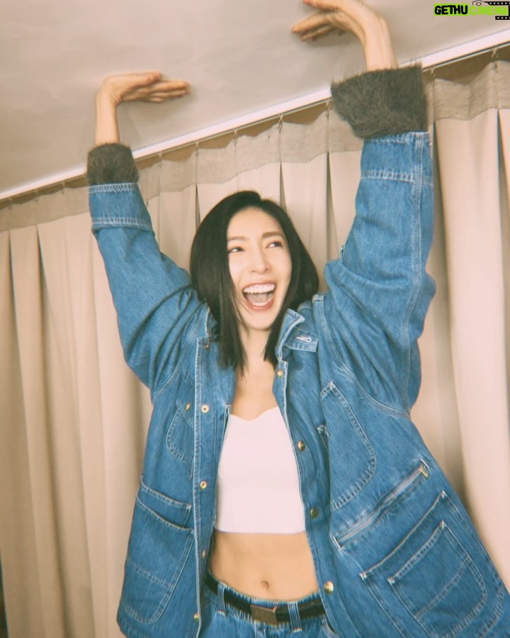 Cheryl Yang - 32.7K Likes - 今年對我來說是「勇士年」!
我嘗試了許多不可能的任務,參與了最不熟悉的環境「競技類綜藝節目」(感謝自己下了這個決定),暫時離開拍戲的世界,跳脫對表演自我懷疑的框框(這過程體悟到有捨才有得),之後連著兩部戲的奮力宣傳(每場宣傳都充滿歡笑聲充滿愛)~同時,今年也有許多的第一次!第一次去釜山參加影展(看到許多自我的不足,比如英文),第一次去巴黎參加時裝周(夢想清單之一),第一次拿到金鐘獎🥹(這絕對是我今年意料之外的事),以上。
感謝2024這一年的精彩忙碌🥰,期許2025年繼續花開,開得頂天立地,頂、頂、頂!
#新年快樂
#你好2025