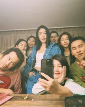 Cheryl Yang Instagram - 今年對我來說是「勇士年」！
我嘗試了許多不可能的任務，參與了最不熟悉的環境「競技類綜藝節目」（感謝自己下了這個決定），暫時離開拍戲的世界，跳脫對表演自我懷疑的框框（這過程體悟到有捨才有得），之後連著兩部戲的奮力宣傳（每場宣傳都充滿歡笑聲充滿愛）～同時，今年也有許多的第一次！第一次去釜山參加影展（看到許多自我的不足，比如英文），第一次去巴黎參加時裝周（夢想清單之一），第一次拿到金鐘獎🥹（這絕對是我今年意料之外的事），以上。
感謝2024這一年的精彩忙碌🥰，期許2025年繼續花開，開得頂天立地，頂、頂、頂！

#新年快樂
#你好2025