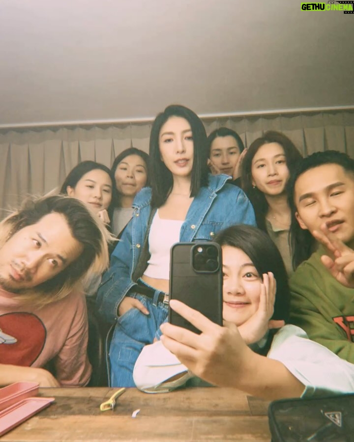 Cheryl Yang - 32.7K Likes - 今年對我來說是「勇士年」!
我嘗試了許多不可能的任務,參與了最不熟悉的環境「競技類綜藝節目」(感謝自己下了這個決定),暫時離開拍戲的世界,跳脫對表演自我懷疑的框框(這過程體悟到有捨才有得),之後連著兩部戲的奮力宣傳(每場宣傳都充滿歡笑聲充滿愛)~同時,今年也有許多的第一次!第一次去釜山參加影展(看到許多自我的不足,比如英文),第一次去巴黎參加時裝周(夢想清單之一),第一次拿到金鐘獎🥹(這絕對是我今年意料之外的事),以上。
感謝2024這一年的精彩忙碌🥰,期許2025年繼續花開,開得頂天立地,頂、頂、頂!
#新年快樂
#你好2025