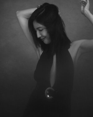 Cheryl Yang Instagram - 午安🥰非常的感謝來自大家的祝福🥹

下了台那一刻，還是覺得有點不真實的走著想著，但看到每一個人用最誠摯祝福的眼神跟我說著：恭喜妳！！恭喜妳！！🥹
我感受到每一個人都比我還要開心😭😭😭讓我覺得我何其幸運，謝謝！真心的謝謝每一位跟我說恭喜的你們，這一刻我發現，我是無比的幸福，被許多人愛著、支持著🩷我會永遠的記住這一刻～

還請見諒在台上情緒有點激動沒有好好的說話（畢竟我也是第一次上台啦～～😂）我想好好謝謝林冠慧導演，沒有她這麼精采的劇本，就不會有這麼多生動的人物及感人的故事，謝謝妳相信我可以去詮釋妳心中的葉寶生。
謝謝我的帥兒曾敬驊，若沒有你這麼投入在蒲ㄧ永身上，我是沒有辦法當成你的好媽媽。
最重要的是謝謝評審們的肯定！願意把那重要的票投給了我！
最要感謝的是我的媽媽爸爸，從我決定要當演員時，就是給予支持！謝謝我可愛的公司玩下娛樂所有人，願意愛我這有點任性的姐姐🥰，謝謝ㄧ直以來無條件支持我的粉絲們，謝謝我的好友們，願意對我包容與傾聽及鼓勵！

最後我想說～～我會繼續努力拍著我最愛的戲、最愛的表演！外加⋯⋯⋯⋯⋯⋯⋯⋯我最愛的唱跳🤣🤣🤣🤣🤣🤣🤣🤣🤣（可以嗎？🫠🫠

#準備出門讀本去
#我破蛋了
#珍珠串要放在抽屜裡收著了
#如此的幸福有你們陪著我
#我愛你們喔
#這是我第一次沒寫感謝詞
#跟著感覺走
#大家的祝福我都收到了
#很感恩很幸福

感謝讓我美的無後顧之憂團🌹
Stylist: @chenghan_han
Makeup: @wenlee___
Hair: @isiahzin @henrytc0216 @driven.by
Photo: @hellohenryboy