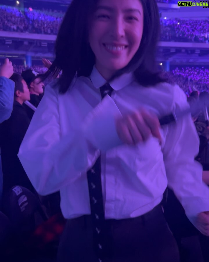 Cheryl Yang - 31.3K Likes - 每一次演唱會~都會臣服於妹姐歌聲、魅力及舞台,而且一次比一次深!真想場場都在!!🤣🤣🤣羨慕今晚去看演唱會的你們~
#感謝這世界有張惠妹的歌聲
#要能hold住大巨蛋是非凡之人
#要特別感謝川哥🌹
#跳起來