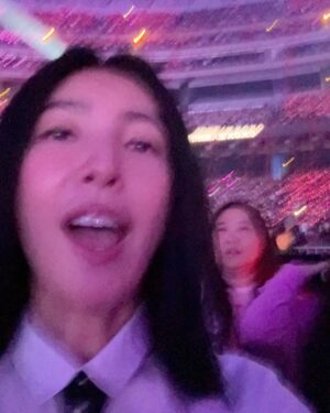 Cheryl Yang Instagram - 每一次演唱會～都會臣服於妹姐歌聲、魅力及舞台，而且一次比一次深！真想場場都在！！🤣🤣🤣羨慕今晚去看演唱會的你們～

#感謝這世界有張惠妹的歌聲
#要能hold住大巨蛋是非凡之人
#要特別感謝川哥🌹
#跳起來