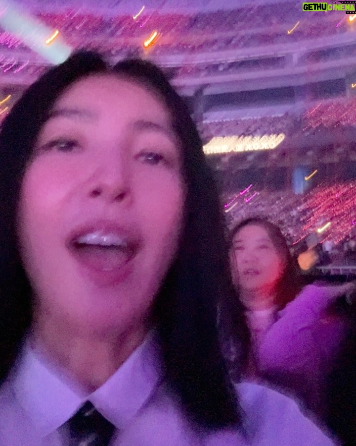 Cheryl Yang - 31.3K Likes - 每一次演唱會~都會臣服於妹姐歌聲、魅力及舞台,而且一次比一次深!真想場場都在!!🤣🤣🤣羨慕今晚去看演唱會的你們~
#感謝這世界有張惠妹的歌聲
#要能hold住大巨蛋是非凡之人
#要特別感謝川哥🌹
#跳起來