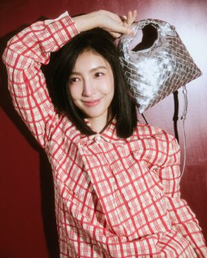 Cheryl Yang Instagram - 不可楞我的平安夜聖誕節都要拍戲
所以……

平日就要把派對造型穿戴上身
這次是包
沒問題吧？

#bottegaveneta
#金還是銀😌
#到底是金包銀
#還是金高銀
#bytheway金高銀的短髮真好看