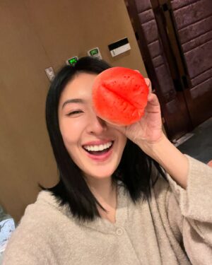 Cheryl Yang Instagram - 生活雜記💞
1.2.媽咪生日快樂，愛妳🥰
3.我可愛的好友們
4.前晚拍到半夜3點，原本以為沒有力氣做皮拉提斯，結果是笑著練完的😂，反而讓我得到肌肉的放鬆，讚餒🥂 交出我的power~~~~~😂
6.有天晚上拍戲收工後，在家被木頭直插我的腳底🥲，隔天一早本想先去拍戲，拍完再去處理，最後還是被同事抓去急診室處理😖🥹（我想到腳底要打麻藥及有可能劃一刀，我腋下就流汗😅，能拖多久就多久）
7.最後真的要謝謝急診室的「學姐」（不好意思請教她的名字），她非常的細心，在她堅持不劃一刀的情況下，耐心的慢慢挑細小的木屑🌹
8.9.我的人生真的離不開夜市，我愛夜市的小吃們😊