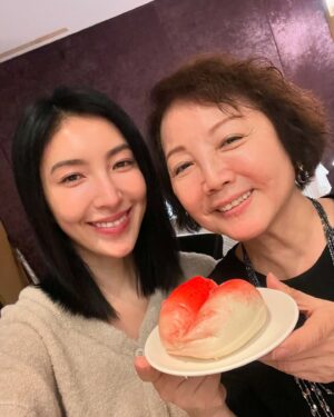 Cheryl Yang Instagram - 生活雜記💞
1.2.媽咪生日快樂，愛妳🥰
3.我可愛的好友們
4.前晚拍到半夜3點，原本以為沒有力氣做皮拉提斯，結果是笑著練完的😂，反而讓我得到肌肉的放鬆，讚餒🥂 交出我的power~~~~~😂
6.有天晚上拍戲收工後，在家被木頭直插我的腳底🥲，隔天一早本想先去拍戲，拍完再去處理，最後還是被同事抓去急診室處理😖🥹（我想到腳底要打麻藥及有可能劃一刀，我腋下就流汗😅，能拖多久就多久）
7.最後真的要謝謝急診室的「學姐」（不好意思請教她的名字），她非常的細心，在她堅持不劃一刀的情況下，耐心的慢慢挑細小的木屑🌹
8.9.我的人生真的離不開夜市，我愛夜市的小吃們😊