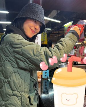 Cheryl Yang Instagram - 生活雜記💞
1.2.媽咪生日快樂，愛妳🥰
3.我可愛的好友們
4.前晚拍到半夜3點，原本以為沒有力氣做皮拉提斯，結果是笑著練完的😂，反而讓我得到肌肉的放鬆，讚餒🥂 交出我的power~~~~~😂
6.有天晚上拍戲收工後，在家被木頭直插我的腳底🥲，隔天一早本想先去拍戲，拍完再去處理，最後還是被同事抓去急診室處理😖🥹（我想到腳底要打麻藥及有可能劃一刀，我腋下就流汗😅，能拖多久就多久）
7.最後真的要謝謝急診室的「學姐」（不好意思請教她的名字），她非常的細心，在她堅持不劃一刀的情況下，耐心的慢慢挑細小的木屑🌹
8.9.我的人生真的離不開夜市，我愛夜市的小吃們😊
