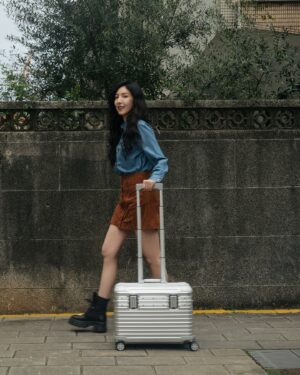 Cheryl Yang Instagram - 終於
我也有身邊化妝師們都有的機長箱啦
愛跟風的購物style……怎麼了嗎🤣

@RIMOWA #RIMOWA #RIMOWATW #RIMOWAOriginal