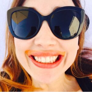 Chiara Francini Instagram - Vivo
Ma non ho scelta né un motivo
Il mondo è un tipo irrazionale
Fa come vuole
Non dà nessuna spiegazione

Vi conviene
Cogliere il tempo che rimane
Prima che smetta di bruciare
Dentro al tuo cuore
Anche il più piccolo ideale
Che sta tremando di terrore

Lo so bene
La vita è breve e pure stretta
Ma la tua mente è una gran sarta
Che cuce in fretta
Il tempo di una sigaretta

Tu sai che ti conviene
Finger di non sapere
Che il mondo è verticale e vai giù
Insieme alla tua tempra morale
Che teme di invecchiare
E di dimenticare
Come si cambia in fretta

🤍A💜