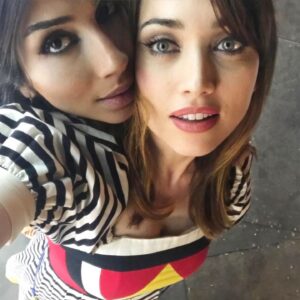 Chiara Francini Instagram - Vivo
Ma non ho scelta né un motivo
Il mondo è un tipo irrazionale
Fa come vuole
Non dà nessuna spiegazione

Vi conviene
Cogliere il tempo che rimane
Prima che smetta di bruciare
Dentro al tuo cuore
Anche il più piccolo ideale
Che sta tremando di terrore

Lo so bene
La vita è breve e pure stretta
Ma la tua mente è una gran sarta
Che cuce in fretta
Il tempo di una sigaretta

Tu sai che ti conviene
Finger di non sapere
Che il mondo è verticale e vai giù
Insieme alla tua tempra morale
Che teme di invecchiare
E di dimenticare
Come si cambia in fretta

🤍A💜