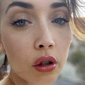 Chiara Francini Instagram - Vivo
Ma non ho scelta né un motivo
Il mondo è un tipo irrazionale
Fa come vuole
Non dà nessuna spiegazione

Vi conviene
Cogliere il tempo che rimane
Prima che smetta di bruciare
Dentro al tuo cuore
Anche il più piccolo ideale
Che sta tremando di terrore

Lo so bene
La vita è breve e pure stretta
Ma la tua mente è una gran sarta
Che cuce in fretta
Il tempo di una sigaretta

Tu sai che ti conviene
Finger di non sapere
Che il mondo è verticale e vai giù
Insieme alla tua tempra morale
Che teme di invecchiare
E di dimenticare
Come si cambia in fretta

🤍A💜