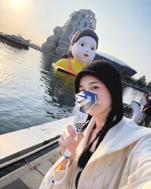 Chien Hung Instagram - 「你現在收看的是？」
「圭賢！」💙

中午送機完直奔高雄
看了英熙跟圭賢後滿足的上台北 
聽完Dreaming 心情很好
2024年末明明做了很多事但一直對自己很不滿意
希望2025鼓起勇氣下各種決定 

英熙在愛河上好可愛
好久不見（？）的圭賢快三個小時精彩到不行（雖然他很喘哈哈哈
好聽好笑好帥好可愛又好會跳 值得啊啊啊
還看到公公跟婆婆（？🥰
離開還有中文小卡跟海報 
天線好讚啊啊 😍

#英熙一直讓我想到神童哈哈
#高流音響超棒！！
#演唱會舞者都是高雄人 👍🏻
#不要玩翻譯哈哈哈
#唱中文歌NG突然到舞台角落蹲著想說幹嘛，原來是清理提詞機上的紙花 🤣
#說吃太飽唱跳完很想吐好ㄎㄧㄤ 
#繞場好近好棒啊啊啊
#一直說一起去我們會當真唷 🫣