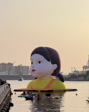 Chien Hung Instagram - 「你現在收看的是？」
「圭賢！」💙

中午送機完直奔高雄
看了英熙跟圭賢後滿足的上台北 
聽完Dreaming 心情很好
2024年末明明做了很多事但一直對自己很不滿意
希望2025鼓起勇氣下各種決定 

英熙在愛河上好可愛
好久不見（？）的圭賢快三個小時精彩到不行（雖然他很喘哈哈哈
好聽好笑好帥好可愛又好會跳 值得啊啊啊
還看到公公跟婆婆（？🥰
離開還有中文小卡跟海報 
天線好讚啊啊 😍

#英熙一直讓我想到神童哈哈
#高流音響超棒！！
#演唱會舞者都是高雄人 👍🏻
#不要玩翻譯哈哈哈
#唱中文歌NG突然到舞台角落蹲著想說幹嘛，原來是清理提詞機上的紙花 🤣
#說吃太飽唱跳完很想吐好ㄎㄧㄤ 
#繞場好近好棒啊啊啊
#一直說一起去我們會當真唷 🫣