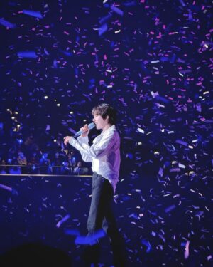 Chien Hung Instagram - 「你現在收看的是？」
「圭賢！」💙

中午送機完直奔高雄
看了英熙跟圭賢後滿足的上台北 
聽完Dreaming 心情很好
2024年末明明做了很多事但一直對自己很不滿意
希望2025鼓起勇氣下各種決定 

英熙在愛河上好可愛
好久不見（？）的圭賢快三個小時精彩到不行（雖然他很喘哈哈哈
好聽好笑好帥好可愛又好會跳 值得啊啊啊
還看到公公跟婆婆（？🥰
離開還有中文小卡跟海報 
天線好讚啊啊 😍

#英熙一直讓我想到神童哈哈
#高流音響超棒！！
#演唱會舞者都是高雄人 👍🏻
#不要玩翻譯哈哈哈
#唱中文歌NG突然到舞台角落蹲著想說幹嘛，原來是清理提詞機上的紙花 🤣
#說吃太飽唱跳完很想吐好ㄎㄧㄤ 
#繞場好近好棒啊啊啊
#一直說一起去我們會當真唷 🫣