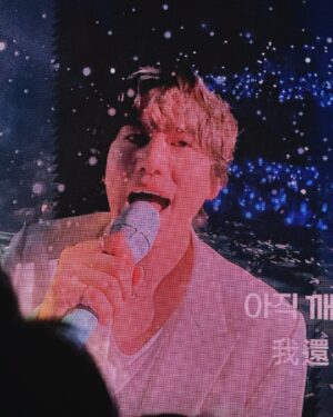 Chien Hung Instagram - 「你現在收看的是？」
「圭賢！」💙

中午送機完直奔高雄
看了英熙跟圭賢後滿足的上台北 
聽完Dreaming 心情很好
2024年末明明做了很多事但一直對自己很不滿意
希望2025鼓起勇氣下各種決定 

英熙在愛河上好可愛
好久不見（？）的圭賢快三個小時精彩到不行（雖然他很喘哈哈哈
好聽好笑好帥好可愛又好會跳 值得啊啊啊
還看到公公跟婆婆（？🥰
離開還有中文小卡跟海報 
天線好讚啊啊 😍

#英熙一直讓我想到神童哈哈
#高流音響超棒！！
#演唱會舞者都是高雄人 👍🏻
#不要玩翻譯哈哈哈
#唱中文歌NG突然到舞台角落蹲著想說幹嘛，原來是清理提詞機上的紙花 🤣
#說吃太飽唱跳完很想吐好ㄎㄧㄤ 
#繞場好近好棒啊啊啊
#一直說一起去我們會當真唷 🫣