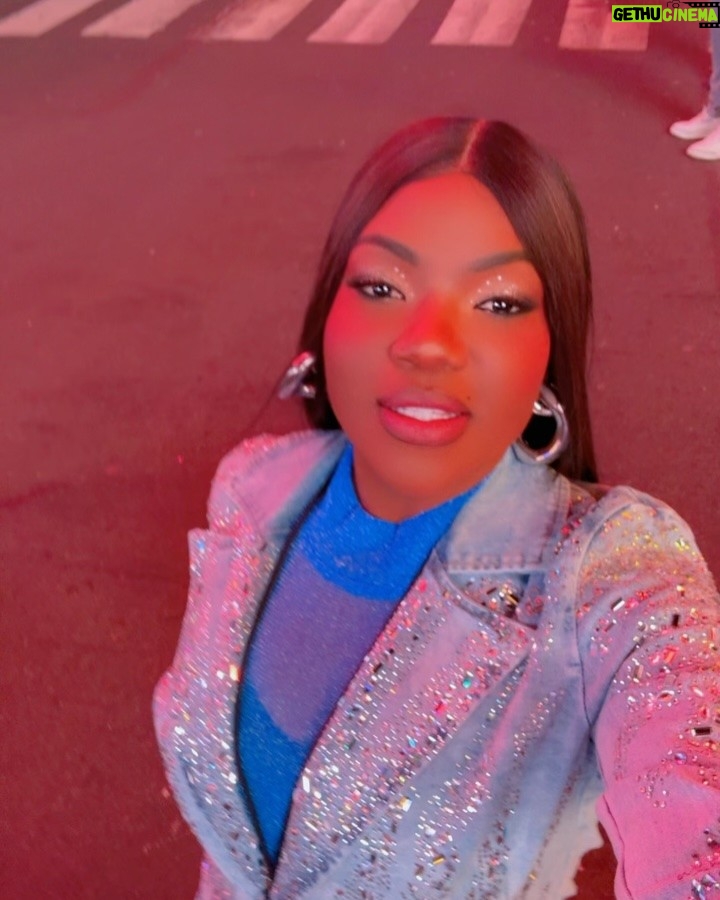 ChikyBomBom - 53.6K Likes - FUY MUY FELIZ ❤️🔥
STYLE BY: @karlabstyle @daniacol
Hair by @luis__hairstylist 👩🏾