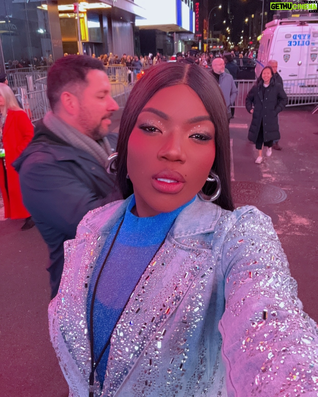 ChikyBomBom - 53.6K Likes - FUY MUY FELIZ ❤️🔥
STYLE BY: @karlabstyle @daniacol
Hair by @luis__hairstylist 👩🏾