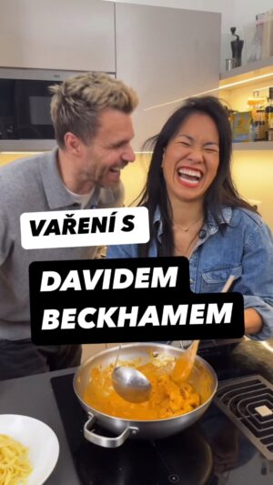 Chila Ta Thuy Instagram - ”Když pro nás budeš pracovat zadarmo, zařídíme ti Beckhama” říkali. “Bude to sranda” říkali. 

Ale teď vážně, vaření s Beckhamem z Wishe bylo skvělý. A s omáčkami od @zivina.cz uvaří opravdu opravdu každý… debil. 😂Nejepší dárky jsou ty, které dají se jíst. #spetkachili #beckhamzwishe