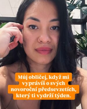Chila Ta Thuy Instagram - SWAJPUJTE DOLEVA. Kalendář Chili Ta 2025 edice Resting bitch face. 12 měsíců, tisíc emocí, jedna fotka, která se hodí ke všem ročním období. #imjudgingyou Napište mi do komentářů, co si myslíte, že se vám v roce 2025 třeba konečně podaří, nebo se za to zase odsoudíte.