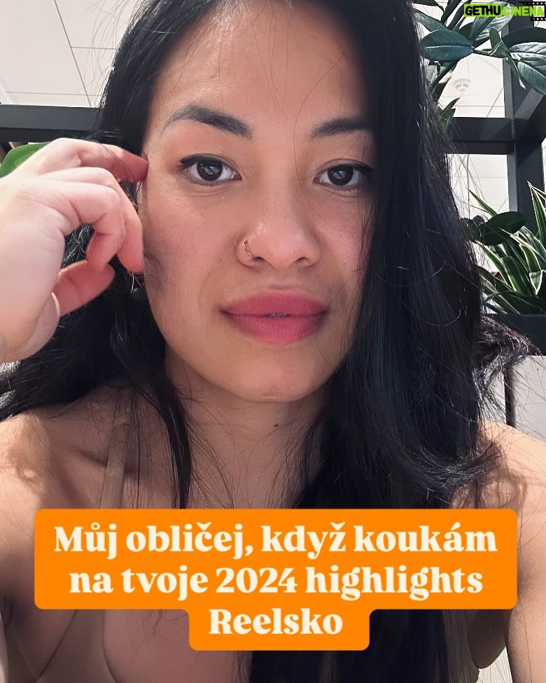 Chila Ta Thuy - 14.5K Likes - SWAJPUJTE DOLEVA. Kalendář Chili Ta 2025 edice Resting bitch face. 12 měsíců, tisíc emocí, jedna fotka, která se hodí ke všem ročním období. #imjudgingyou Napište mi do komentářů, co si myslíte, že se vám v roce 2025 třeba konečně podaří, nebo se za to zase odsoudíte.