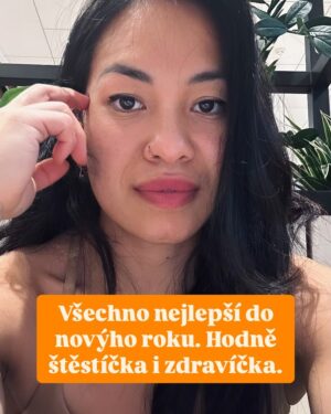 Chila Ta Thuy Instagram - SWAJPUJTE DOLEVA. Kalendář Chili Ta 2025 edice Resting bitch face. 12 měsíců, tisíc emocí, jedna fotka, která se hodí ke všem ročním období. #imjudgingyou Napište mi do komentářů, co si myslíte, že se vám v roce 2025 třeba konečně podaří, nebo se za to zase odsoudíte.
