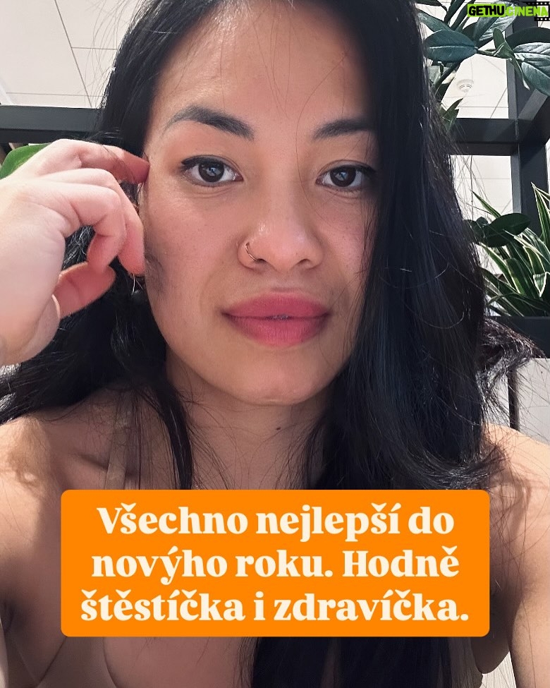 Chila Ta Thuy - 14.5K Likes - SWAJPUJTE DOLEVA. Kalendář Chili Ta 2025 edice Resting bitch face. 12 měsíců, tisíc emocí, jedna fotka, která se hodí ke všem ročním období. #imjudgingyou Napište mi do komentářů, co si myslíte, že se vám v roce 2025 třeba konečně podaří, nebo se za to zase odsoudíte.