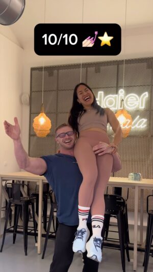Chila Ta Thuy Instagram - Tady je důkaz, že nesypu. 😂 Pokud chcete vidět víc hrubé síly a trapnohumoru, dnes 26. 12. vychází na YouTube @aleslamka_fitness celá naše šílená výzva ve fitness vaření. Bude tam hodně špatnýho i dobrýho jídla, ale ještě víc pošťuchování, pro děti nevhodných komentářů a sem tam Aleš něco prohodí i v pánvi. 😂