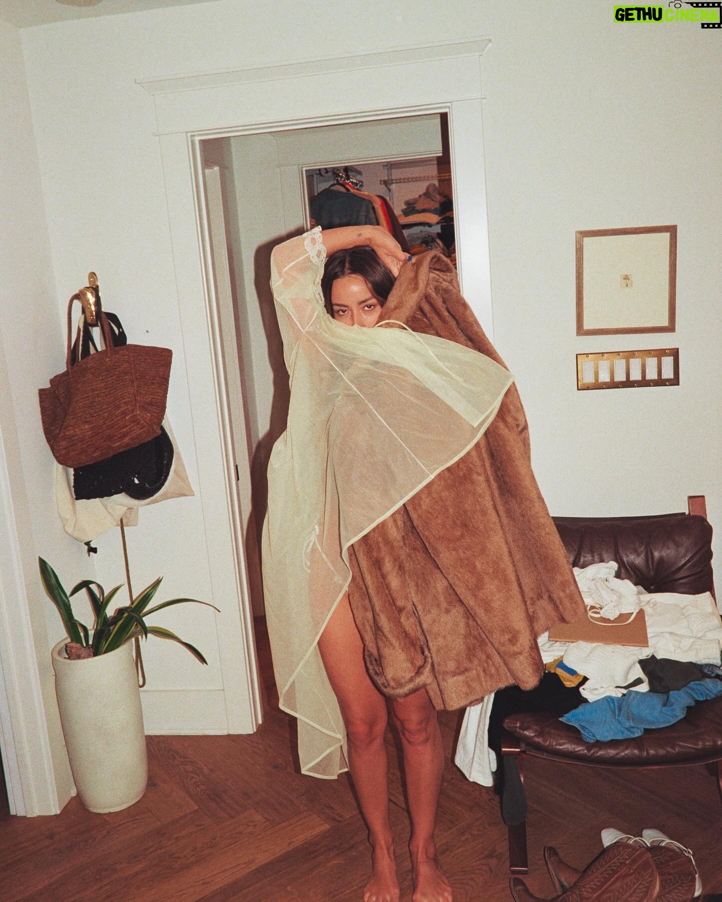 Chloe Bennet - 180K Likes - at home being sooo chill
š· @selashiloni