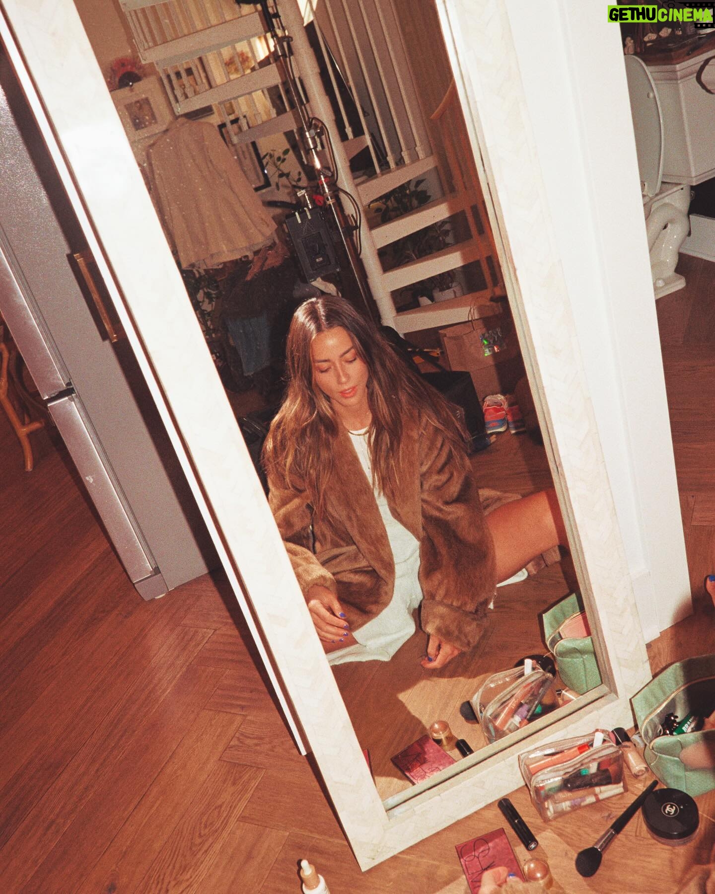 Chloe Bennet - 180K Likes - at home being sooo chill
š· @selashiloni