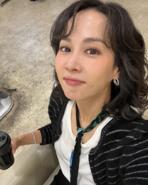 Cho Yeo-jeong Instagram - 무대인사 출근길 샷🍩