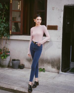Chrissie Chau Instagram - 皮膚敏感又傷風感冒
休息咗幾日終於好返啦
趁住週末梗係約朋友周圍去啦😝
未開工前的快樂準則——
增脂至上遠離敏感😌

Have a nice weekend ☀️

@intimissimiofficial 
#theartofitalianlingerie 
#ultralightcashmere