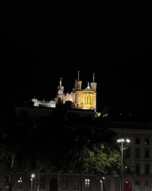 Christiane Endler Instagram - ¿Qué les gustaría saber sobre mi vida en Lyon? Déjenme sus preguntitas abajo ⬇️ los leo! ☺️