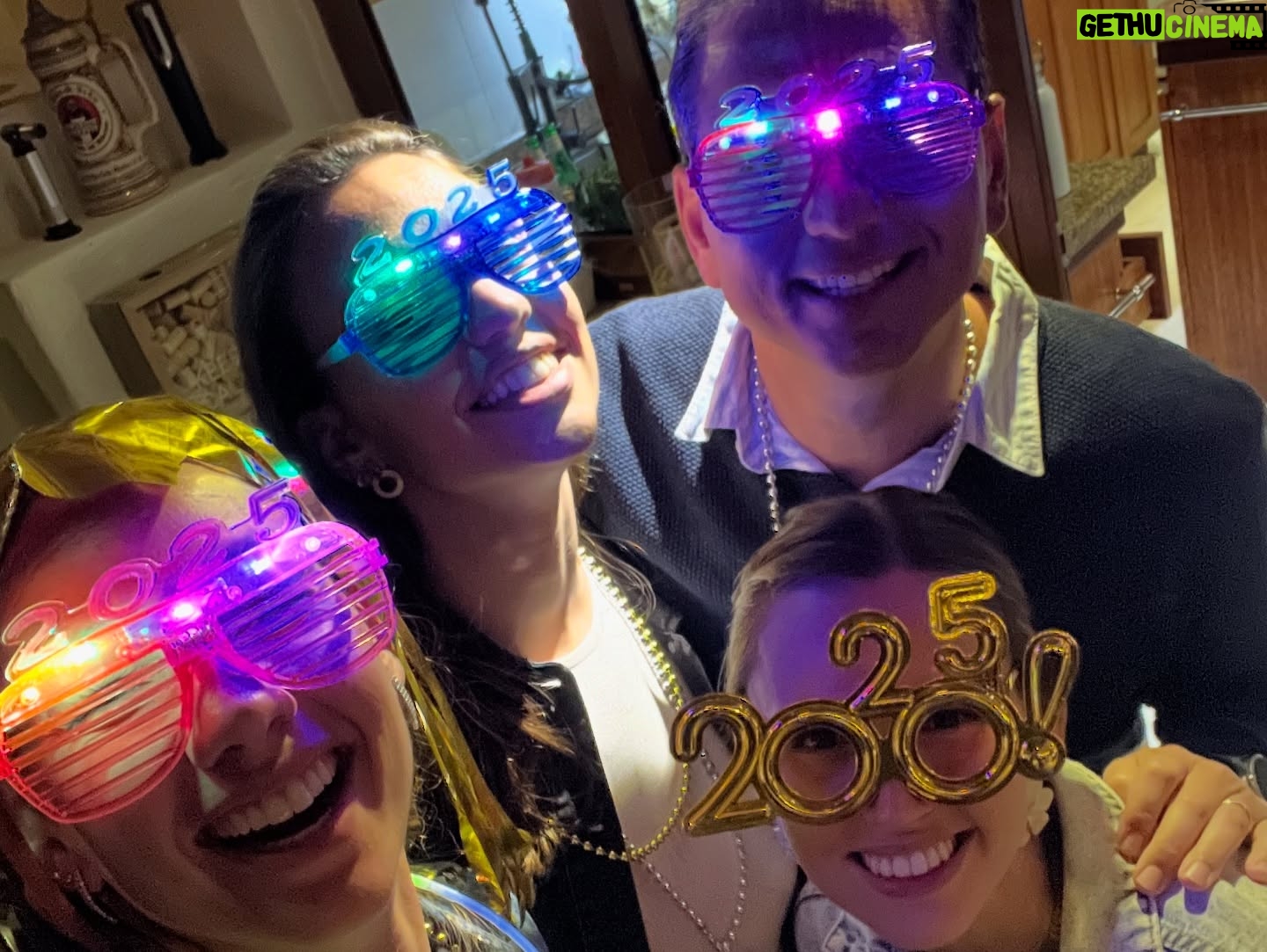 Christiane Endler - 13.3K Likes - FELIZ AÑO PARA TODOS 🍾🥂
2025 vamos con todo 👊🏽💥