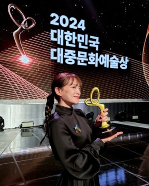 Chun Woo-hee Instagram - 감사합니다🫶🏻
자리하신 모든 분들 축하드립니다
저도 더욱더 정진하겠습니다:)

#대중문화예술상