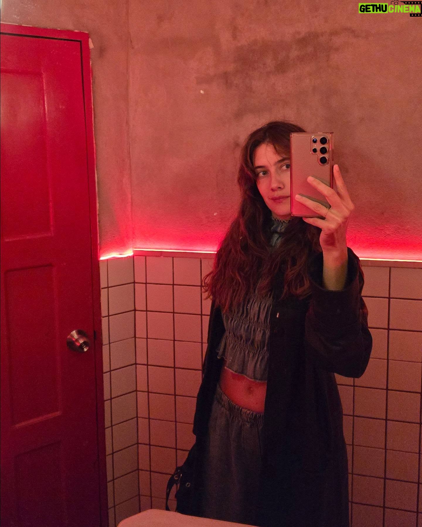 Clara Alonso - 13.9K Likes - Cositas del último y el primer día.
Este año no escribí resoluciones, ni deseos. Aún.
Pero en el fondo los sé.
Ojalá este nuevo año los encuentre con salud, con deseos y con calma.
Abrazo gigante! Y agregá 1 deseo que quieras compartir♡