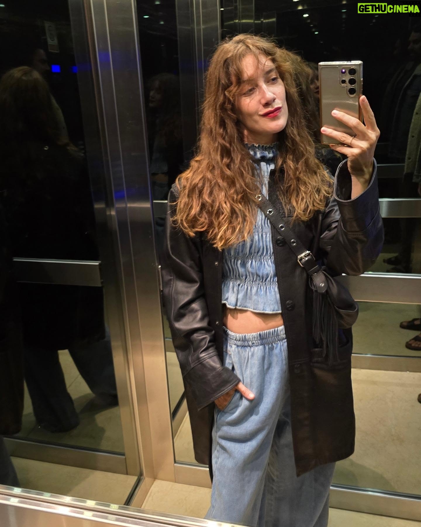 Clara Alonso - 13.9K Likes - Cositas del último y el primer día.
Este año no escribí resoluciones, ni deseos. Aún.
Pero en el fondo los sé.
Ojalá este nuevo año los encuentre con salud, con deseos y con calma.
Abrazo gigante! Y agregá 1 deseo que quieras compartir♡