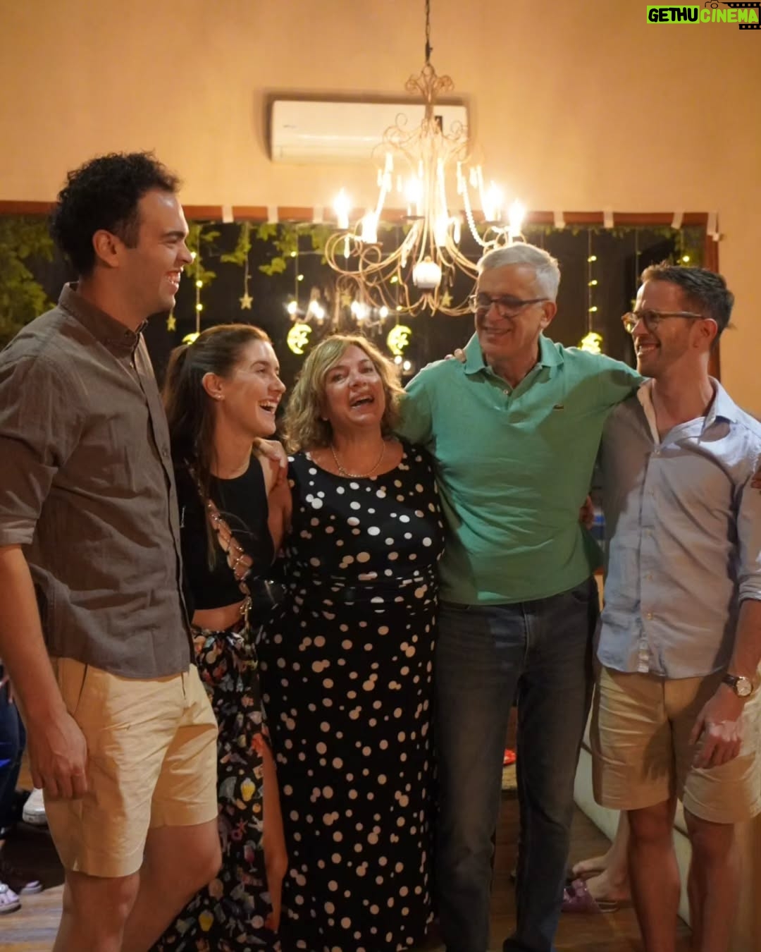 Clara Alonso - 14.8K Likes - La mágia del reencuentro en familia. Por los que están, por los que ya no. Por mi familia y la de todos ustedes.
Que tengan unas felices fiestas y gracias por un año más compartiendo y creciendo juntxs.