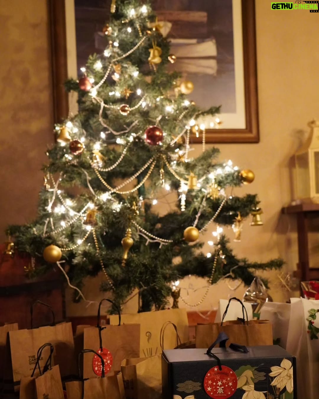 Clara Alonso - 14.8K Likes - La mágia del reencuentro en familia. Por los que están, por los que ya no. Por mi familia y la de todos ustedes.
Que tengan unas felices fiestas y gracias por un año más compartiendo y creciendo juntxs.