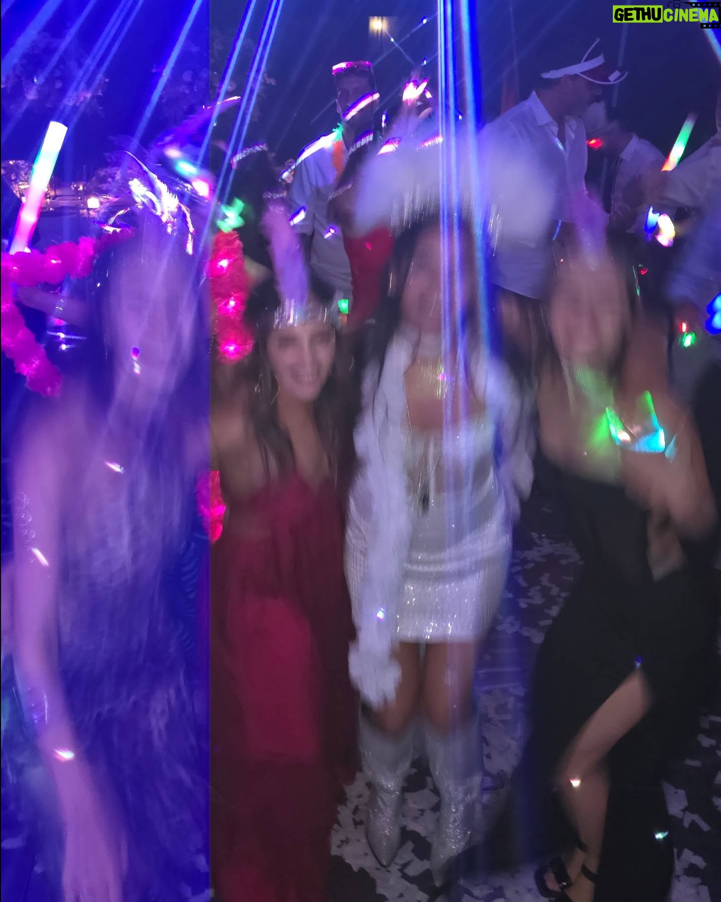 Clara Alonso - 18.6K Likes - El amor en sus formas♡
Se casó @pia_moralejo y todo fue emoción y euforia.
Cantamos, bailamos, lloramos, perreamos, charlamos y quedamos para descansar una semana sin parar.
Felicidades amigos @pia_moralejo y @__pol__