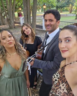 Clara Alonso Instagram - El amor en sus formas♡
Se casó @pia_moralejo y todo fue emoción y euforia.

Cantamos, bailamos, lloramos, perreamos, charlamos y quedamos para descansar una semana sin parar.

Felicidades amigos @pia_moralejo y @__pol__