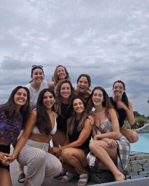 Clara Alonso Instagram - El amor en sus formas♡
Se casó @pia_moralejo y todo fue emoción y euforia.

Cantamos, bailamos, lloramos, perreamos, charlamos y quedamos para descansar una semana sin parar.

Felicidades amigos @pia_moralejo y @__pol__