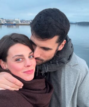Clara Alvarado Instagram - FELIZ NAVIDAD para toda la gente bonita que hay por aquí! ✨♥️

Así está siendo la primera parte de las vacaciones: primera vez en Galicia, a 15 grados y con unos días de sol espectaculares, por no hablar de la compañía y la mariscada que cenamos anoche, Madre Mía del amor hermoso!!

Los regalos los tenemos diariamente a nuestro lado, en todo lo que nos rodea, ojalá seamos más conscientes de esto y nos ayude a acercarnos, conocernos y encontrarnos un poco más y mejor. 
Porque la vida está llena de primeras veces, regalos que no deberíamos pasar por encima, como por ejemplo un primer árbol de Navidad, por pequeño que sea, pero las cosas tienen el valor y el simbolismo que tú le quieras dar. En fin que están siendo días bonitos y después del año vivido, los estoy disfrutando plenamente. Os abrazo muy fuerte familia! Que viváis estos días como más os apetezca y como mejor podáis hacerlo 🫂

Próxima parada: Deleitosa (Extremadura).