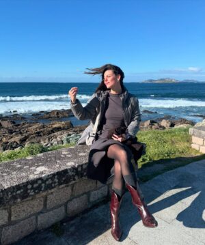 Clara Alvarado Instagram - FELIZ NAVIDAD para toda la gente bonita que hay por aquí! ✨♥️

Así está siendo la primera parte de las vacaciones: primera vez en Galicia, a 15 grados y con unos días de sol espectaculares, por no hablar de la compañía y la mariscada que cenamos anoche, Madre Mía del amor hermoso!!

Los regalos los tenemos diariamente a nuestro lado, en todo lo que nos rodea, ojalá seamos más conscientes de esto y nos ayude a acercarnos, conocernos y encontrarnos un poco más y mejor. 
Porque la vida está llena de primeras veces, regalos que no deberíamos pasar por encima, como por ejemplo un primer árbol de Navidad, por pequeño que sea, pero las cosas tienen el valor y el simbolismo que tú le quieras dar. En fin que están siendo días bonitos y después del año vivido, los estoy disfrutando plenamente. Os abrazo muy fuerte familia! Que viváis estos días como más os apetezca y como mejor podáis hacerlo 🫂

Próxima parada: Deleitosa (Extremadura).