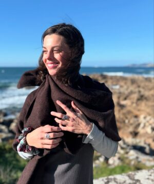 Clara Alvarado Instagram - FELIZ NAVIDAD para toda la gente bonita que hay por aquí! ✨♥️

Así está siendo la primera parte de las vacaciones: primera vez en Galicia, a 15 grados y con unos días de sol espectaculares, por no hablar de la compañía y la mariscada que cenamos anoche, Madre Mía del amor hermoso!!

Los regalos los tenemos diariamente a nuestro lado, en todo lo que nos rodea, ojalá seamos más conscientes de esto y nos ayude a acercarnos, conocernos y encontrarnos un poco más y mejor. 
Porque la vida está llena de primeras veces, regalos que no deberíamos pasar por encima, como por ejemplo un primer árbol de Navidad, por pequeño que sea, pero las cosas tienen el valor y el simbolismo que tú le quieras dar. En fin que están siendo días bonitos y después del año vivido, los estoy disfrutando plenamente. Os abrazo muy fuerte familia! Que viváis estos días como más os apetezca y como mejor podáis hacerlo 🫂

Próxima parada: Deleitosa (Extremadura).