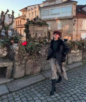 Clara Alvarado Instagram - FELIZ NAVIDAD para toda la gente bonita que hay por aquí! ✨♥️

Así está siendo la primera parte de las vacaciones: primera vez en Galicia, a 15 grados y con unos días de sol espectaculares, por no hablar de la compañía y la mariscada que cenamos anoche, Madre Mía del amor hermoso!!

Los regalos los tenemos diariamente a nuestro lado, en todo lo que nos rodea, ojalá seamos más conscientes de esto y nos ayude a acercarnos, conocernos y encontrarnos un poco más y mejor. 
Porque la vida está llena de primeras veces, regalos que no deberíamos pasar por encima, como por ejemplo un primer árbol de Navidad, por pequeño que sea, pero las cosas tienen el valor y el simbolismo que tú le quieras dar. En fin que están siendo días bonitos y después del año vivido, los estoy disfrutando plenamente. Os abrazo muy fuerte familia! Que viváis estos días como más os apetezca y como mejor podáis hacerlo 🫂

Próxima parada: Deleitosa (Extremadura).