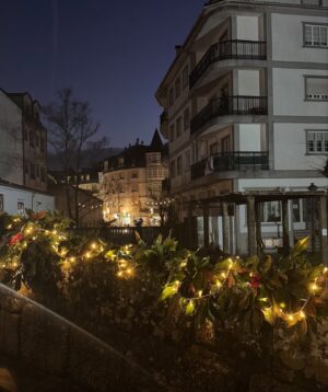 Clara Alvarado Instagram - FELIZ NAVIDAD para toda la gente bonita que hay por aquí! ✨♥️

Así está siendo la primera parte de las vacaciones: primera vez en Galicia, a 15 grados y con unos días de sol espectaculares, por no hablar de la compañía y la mariscada que cenamos anoche, Madre Mía del amor hermoso!!

Los regalos los tenemos diariamente a nuestro lado, en todo lo que nos rodea, ojalá seamos más conscientes de esto y nos ayude a acercarnos, conocernos y encontrarnos un poco más y mejor. 
Porque la vida está llena de primeras veces, regalos que no deberíamos pasar por encima, como por ejemplo un primer árbol de Navidad, por pequeño que sea, pero las cosas tienen el valor y el simbolismo que tú le quieras dar. En fin que están siendo días bonitos y después del año vivido, los estoy disfrutando plenamente. Os abrazo muy fuerte familia! Que viváis estos días como más os apetezca y como mejor podáis hacerlo 🫂

Próxima parada: Deleitosa (Extremadura).